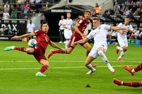 Robert Lewandowski zieht ab, Matthias Ginter versucht, den Ball abzuwehren