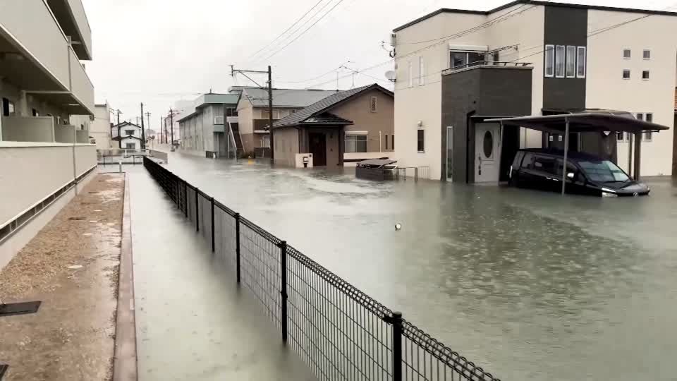 Video: Eine Tote nach heftigen Regenfällen in Japan