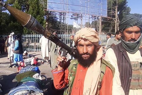 Ein Taliban mit Panzerfaust in Herat