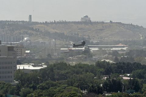 US-Hubschrauber über Botschaft in Kabul
