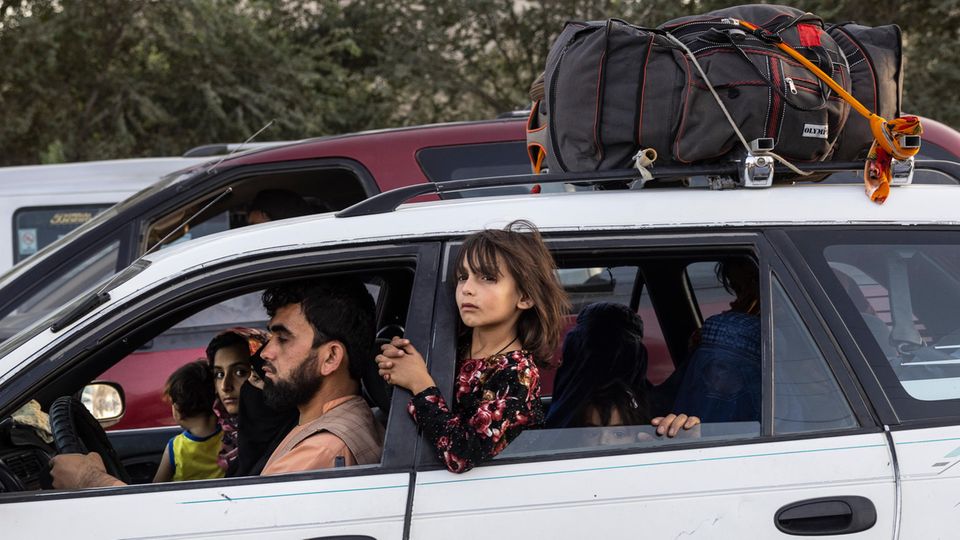 Eine Familie flüchtet nach Kabul aus den nördlichen Provinzen