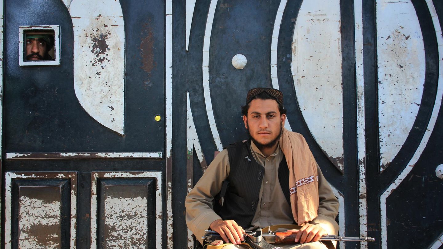 Augenzeuginnenberichte aus Herat Ein Talibankämpfer in Herat