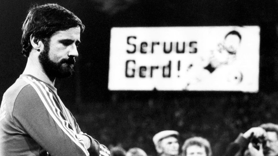 Gerd Müller blickt bei seinem Abschiedsspiel traurig auf den Boden