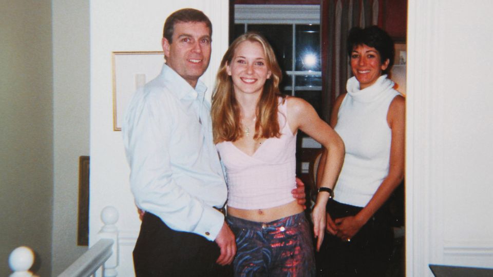Das Foto zeigt Prinz Andrew Anfang 2001 mit der damals erst 17-jährigen Virginia Roberts.