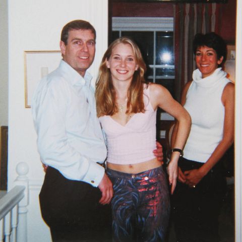 Das Foto zeigt Prinz Andrew Anfang 2001 mit der damals erst 17-jährigen Virginia Roberts.