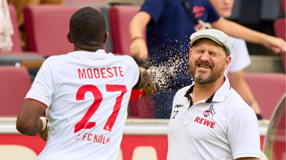 You're just easy going in Cologne.  Anthony Modeste squirts after the goal of his teammate Florian Kainz to 2-1 against Hertha BSC Berlin coach Steffen Baumgart.  That proves: the atmosphere is splendid in the cathedral city.  Cologne won 3-1, which last season only escaped relegation on the last day of the game.  There is still a lot going on.