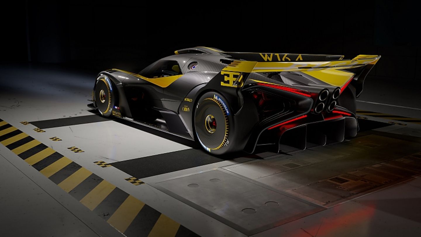 Auch von schräg hinten sieht der Bolide vor allem eins aus: sportlich.