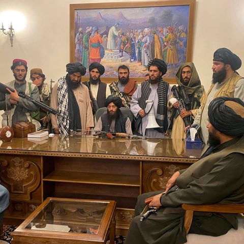 Taliban-Kämpfer sitzen in einem Raum des Präsidentenpalastes in Kabul, Afghanistan