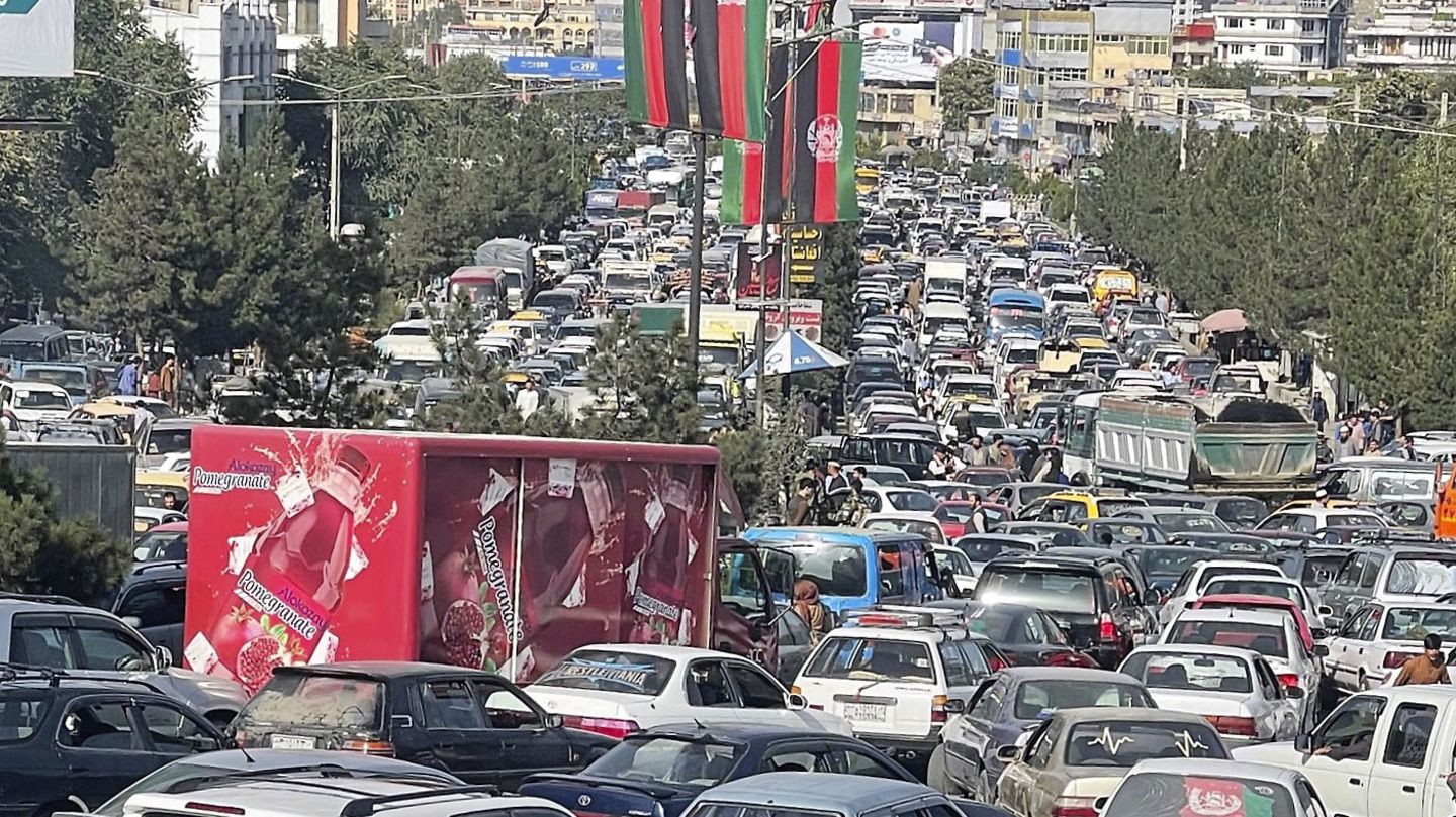 Tausende versuchen aus Kabul nach dem Einmarsch der Taliban zu flüchten