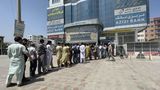 Afghanen stehen zum Teil stundenlang Schlange vor einer Bank, um Geld abzuheben