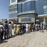 Afghanen stehen zum Teil stundenlang Schlange vor einer Bank, um Geld abzuheben