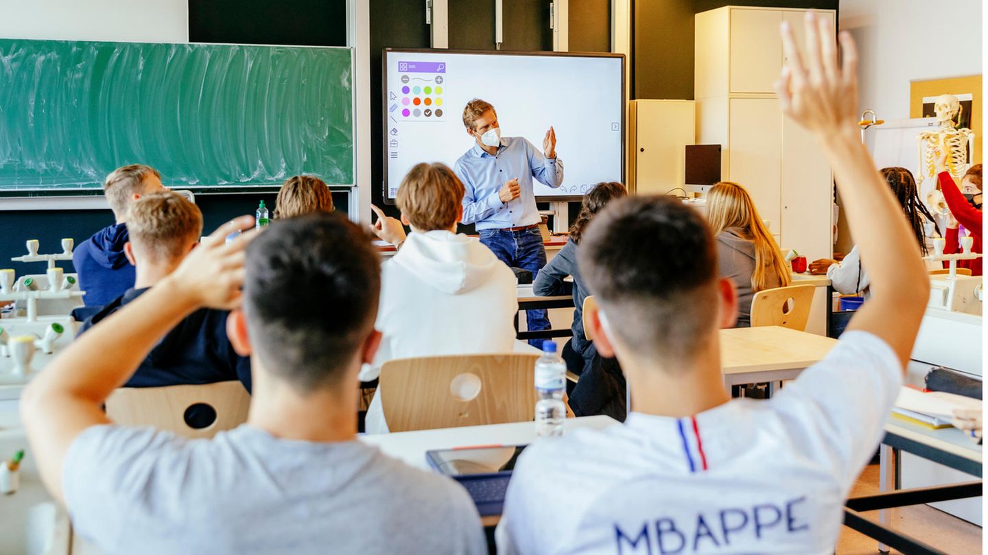 Schulleiter Frank Scheler unterrichtet am Hamburger Goethe-Gymnasium wieder vor vollen Klassen.