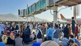 Nach dem Einmarsch der Taliban versuchten am Montagmorgen Tausende, einen Platz auf einem Evakuierungsflug zu bekommen. US-Soldaten, die laut US-Regierung den Flughafen sichern, feuerten Schüsse in die Luft, um die Menge zu kontrollieren. Die Menschenmenge hilfesuchender Afghanen erreichte auch das Rollfeld des Flughafens. "Ich habe sehr viel Angst. Sie feuern viele Schüsse in die Luft", sagte ein Zeuge der Nachrichtenagentur AFP. "Ich habe gesehen, wie ein junges Mädchen überfahren und getötet wurde", berichtete er weiter.