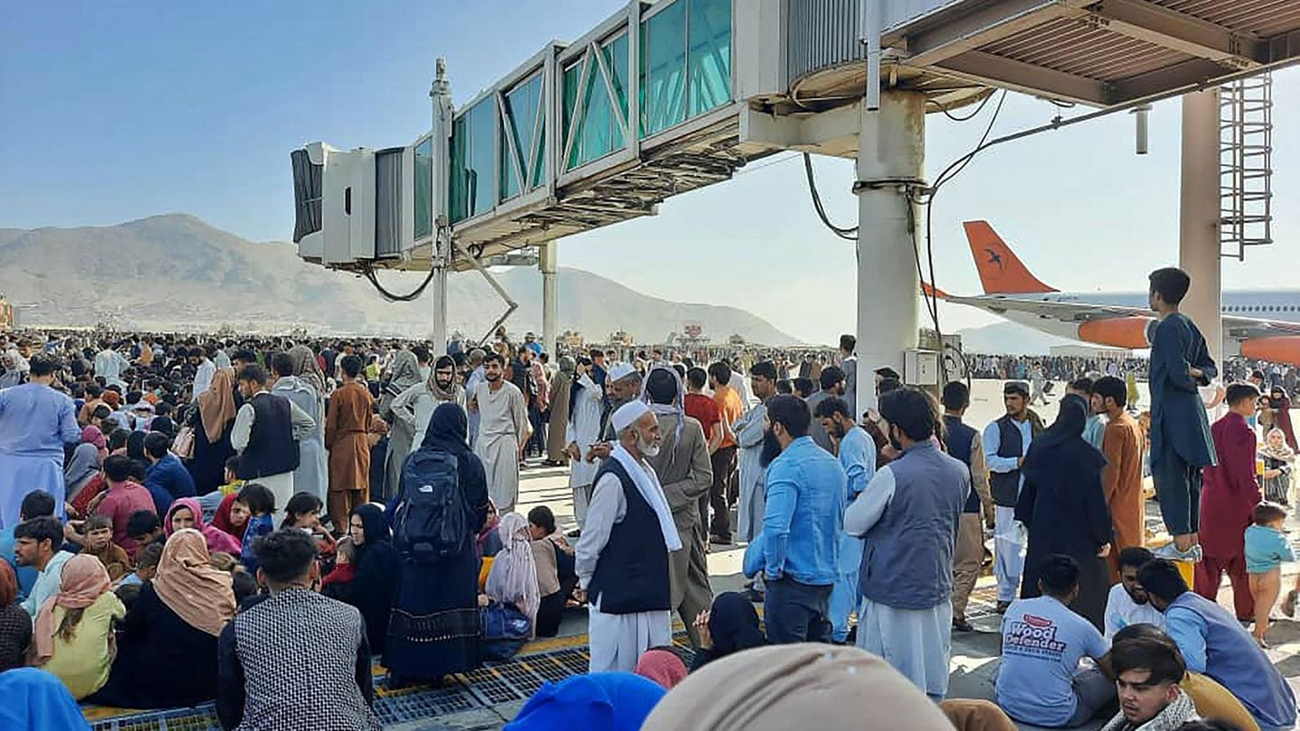 Nach dem Einmarsch der Taliban versuchten am Montagmorgen Tausende, einen Platz auf einem Evakuierungsflug zu bekommen. US-Soldaten, die laut US-Regierung den Flughafen sichern, feuerten Schüsse in die Luft, um die Menge zu kontrollieren. Die Menschenmenge hilfesuchender Afghanen erreichte auch das Rollfeld des Flughafens. "Ich habe sehr viel Angst. Sie feuern viele Schüsse in die Luft", sagte ein Zeuge der Nachrichtenagentur AFP. "Ich habe gesehen, wie ein junges Mädchen überfahren und getötet wurde", berichtete er weiter.