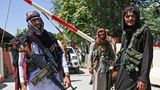 Kämpfer der Taliban harren in der Nähe des Zanbaq-Platzes aus