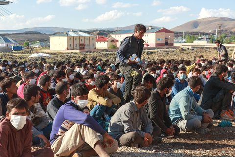 Von türkischen Behörden Anfang August aufgegriffene afghanische Flüchtlingen nahe der türkisch-iranischen Grenze. Mit der Offensive der Taliban der letzten Wochen flohen immer mehr Afghaninnen und Afghanen aus ihrer Heimat