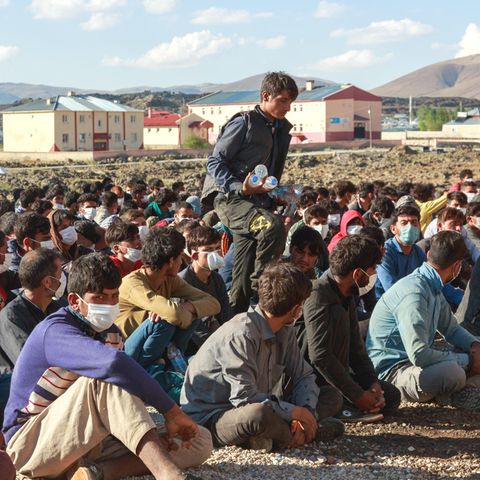 Von türkischen Behörden Anfang August aufgegriffene afghanische Flüchtlingen nahe der türkisch-iranischen Grenze. Mit der Offensive der Taliban der letzten Wochen flohen immer mehr Afghaninnen und Afghanen aus ihrer Heimat