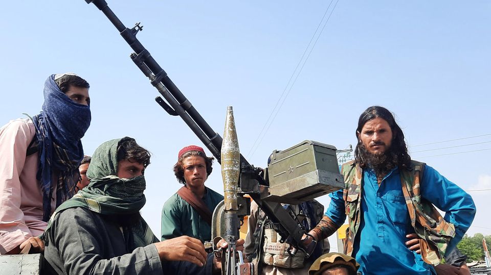Schwer bewaffnete Taliban-Kämpfer in Mehtarlam, der Hauptstadt der Provinz Laghman