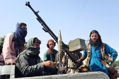 Schwer bewaffnete Taliban-Kämpfer in Mehtarlam, der Hauptstadt der Provinz Laghman