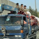 Zahlreiche Familien versuchen sich und ihr Hab und Gut im Zuge des Taliban-Einmarsches zu retten – und Kabul zu verlassen. 