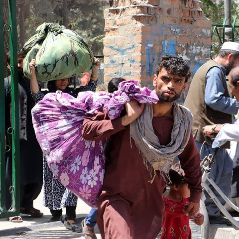 Afghanen ergreifen mit ihrem Hab und Gut die Flucht vor den Taliban