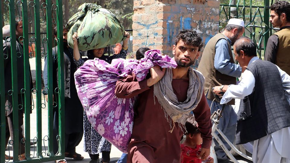 Afghanen ergreifen mit ihrem Hab und Gut die Flucht vor den Taliban