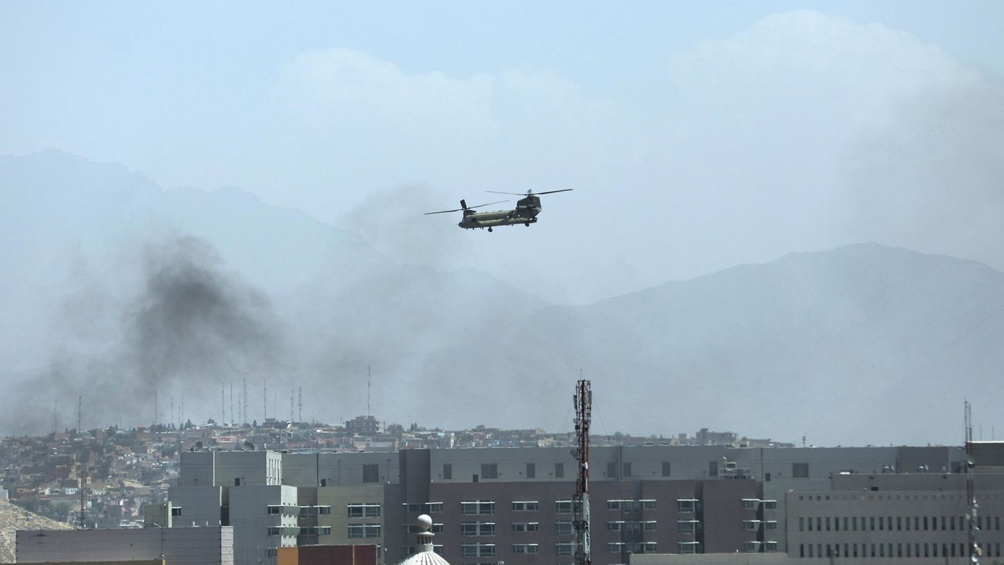 Ein Hubschrauber der USA von Typ Chinook überfliegt die Stadt Kabul