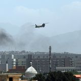 Ein Hubschrauber der USA von Typ Chinook überfliegt die Stadt Kabul