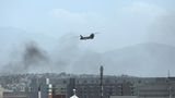 Ein Hubschrauber der USA von Typ Chinook überfliegt die Stadt Kabul
