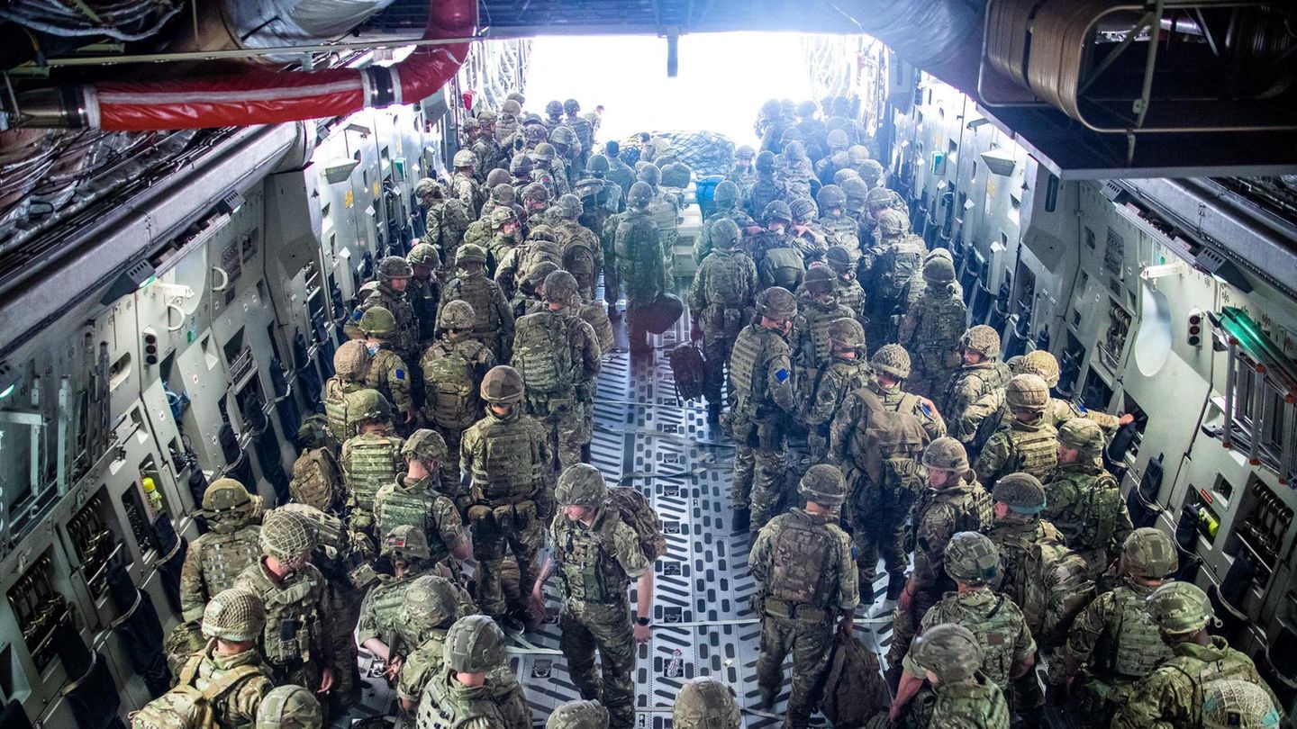 Hilfe aus aller Herren Länder Britische Soldaten verlassen die "RAF Voyager" in Kabul