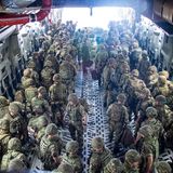 Britische Soldaten verlassen die "RAF Voyager" in Kabul