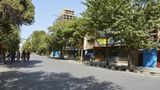 Eine normalerweise belebte Straße ist menschenleer