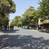 Eine normalerweise belebte Straße ist menschenleer