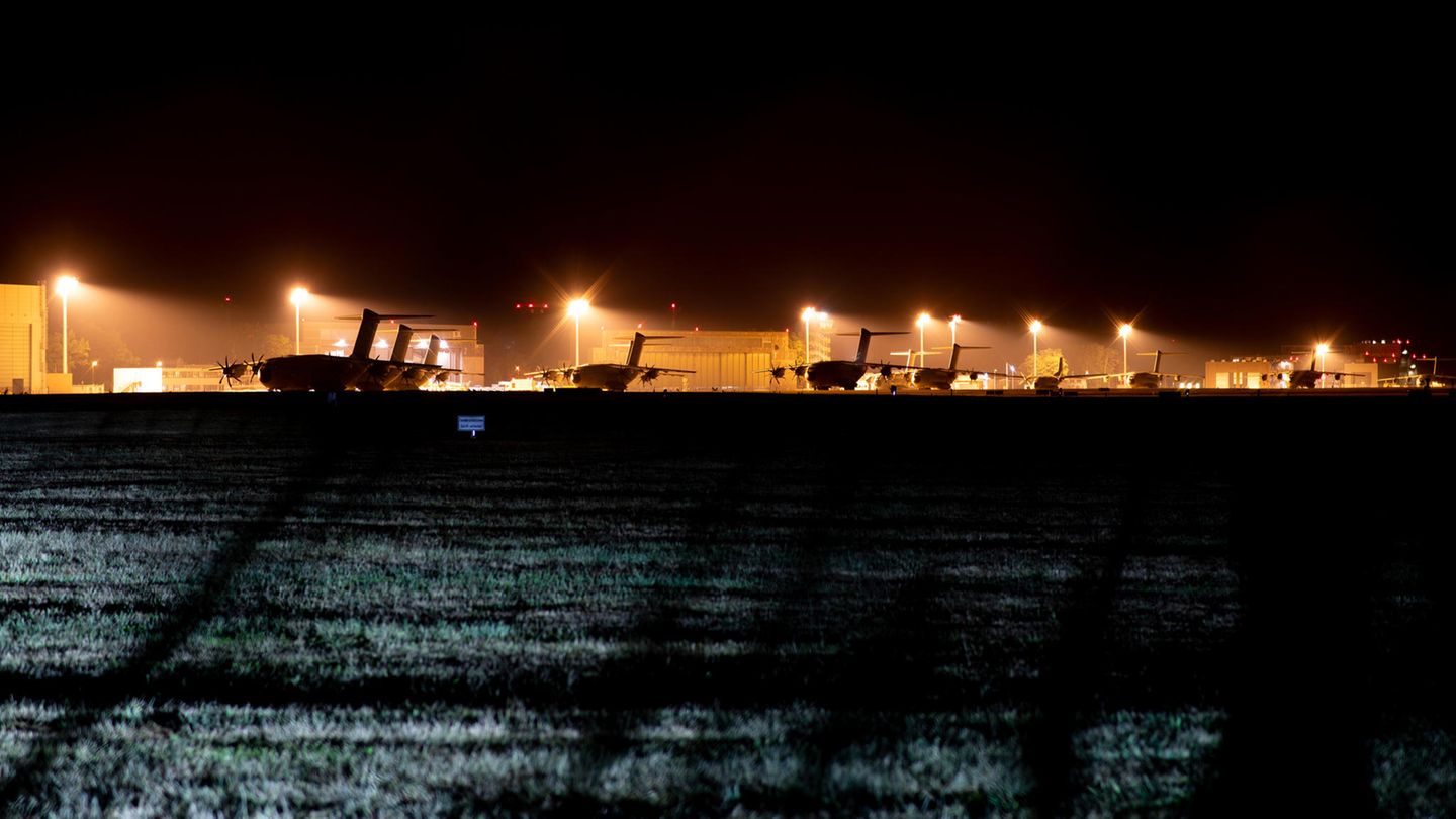 Transportflugzeuge vom Typ Airbus A400M der Luftwaffe auf dem Fliegerhorst Wunstorf
