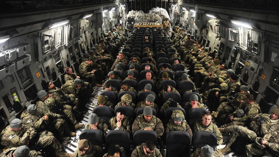 Die "normale Fracht" einer C-17: Hier werden im März 2012 ca. 160 US-Soldaten aus Kirgisistan ausgeflogen.