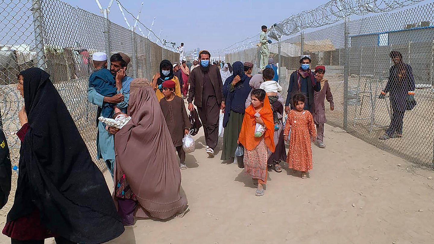 Auf der Suche nach Schutz Menschen überqueren einen Grenzübergang in Chaman, Pakistan