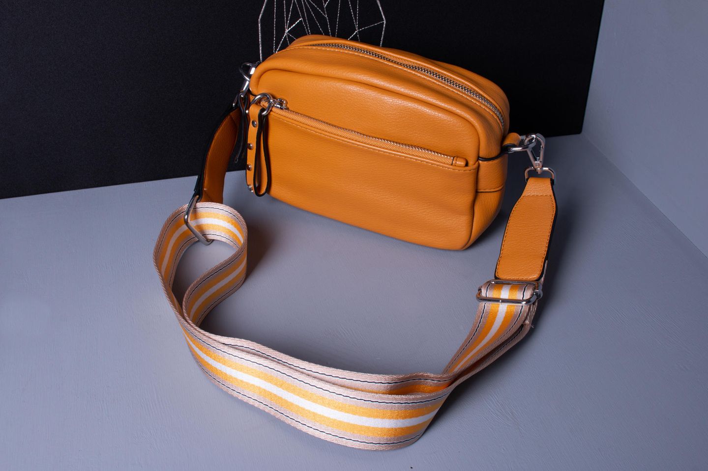 Braune Crossbody-Tasche steht auf dem Tisch