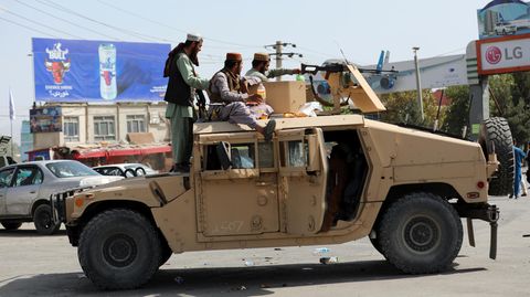Taliban-Kämpfer stehen Wache vor dem internationalen Flughafen Hamid Karzai