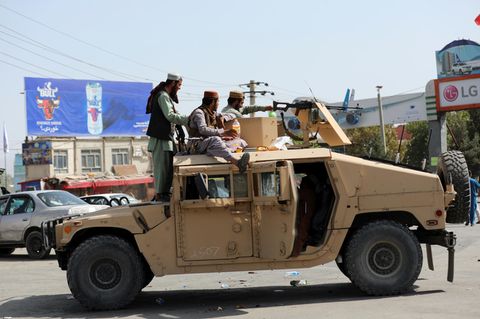 Taliban-Kämpfer stehen Wache vor dem internationalen Flughafen Hamid Karzai