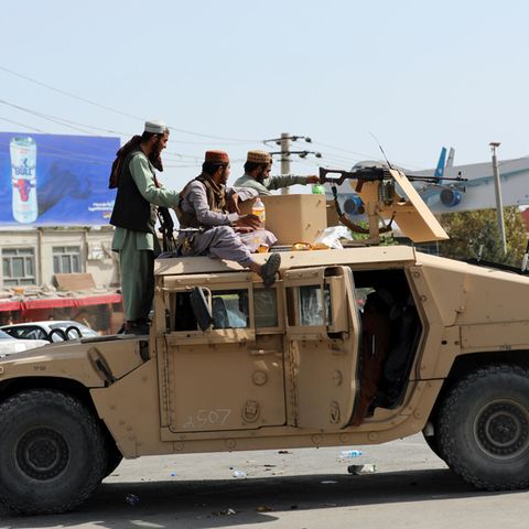 Taliban-Kämpfer stehen Wache vor dem internationalen Flughafen Hamid Karzai