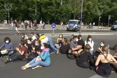 Video: Umweltschützer starten Protestwoche mit Sitzblockade