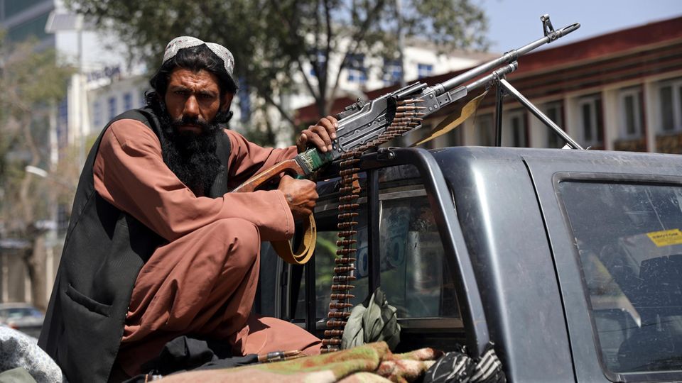 Ein Taliban-Kämpfer vor dem Haupttor zum Präsidentenpalast in Kabul