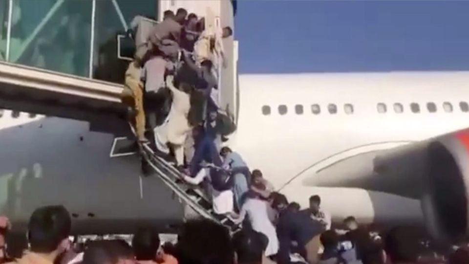 Afghanistan: Szenen der Verzweiflung in Kabul: Menschen klammern sich an Flugzeug Afghanistan: Szenen der Verzweiflung in Kabul: Menschen klammern sich an Flugzeug