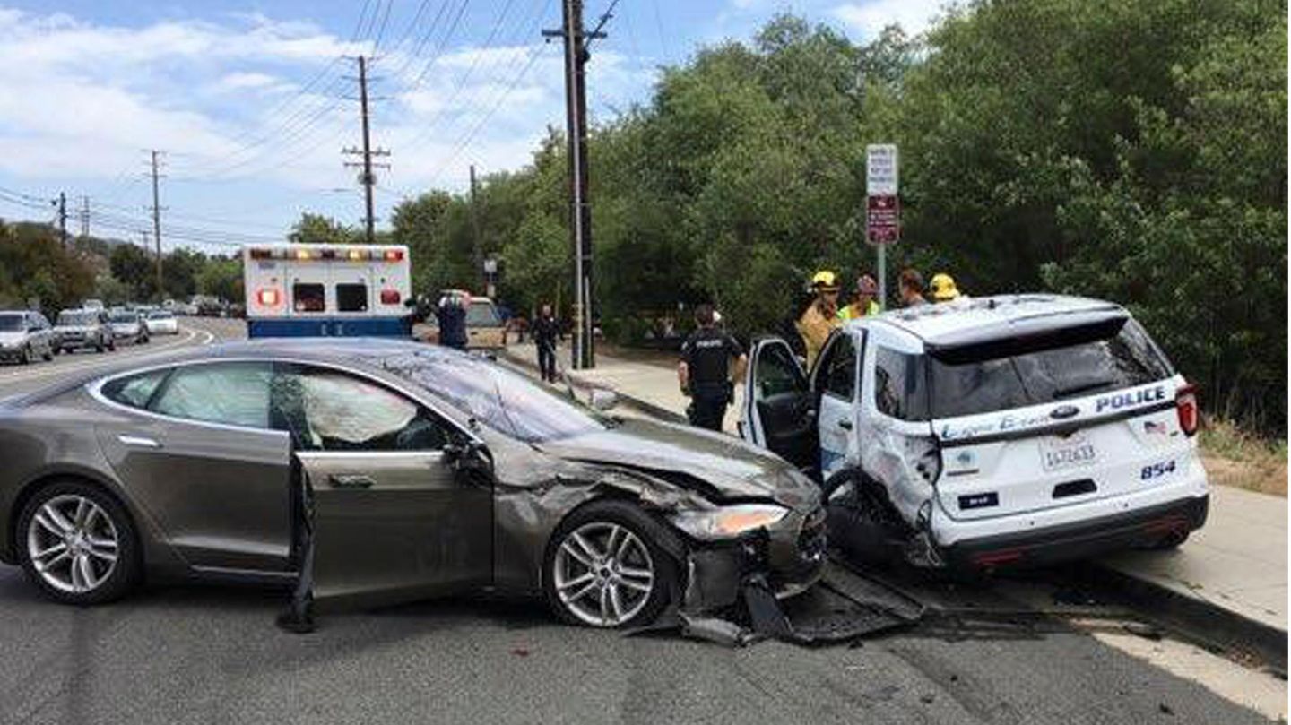 Aufgrund wiederholter Verkehrsunfälle mit Notfallfahrzeugen steht Teslas-Autopilot seit Jahren in der Kritik 