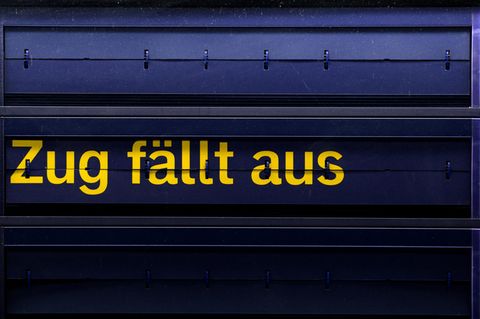 Auf einer Anzeigetafel im Hauptbahnhof in Dresden (Sachsen) steht "Zug fällt aus"