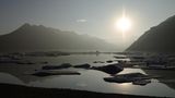 Hofn, Island. Schön sieht es aus, wie die Sonne über dem Wasser steht. Doch die Idylle trügt. Der See besteht aus Schmelzwasser, das vom Eis des Heinabergsjokull-Gletschers stammt, der aufgrund der Klimaerwärmung immer weiter schrumpft. 90 Prozent der Gletscher auf Island ziehen sich seit den 90er-Jahren zurück und Zukunftsprognosen sagen eine andauernde, starke Reduktion der Größe ihrer Eiskappen vorher.