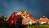 Berumerfehn, Deutschland. Ein heftiger Sturm hat in der Gemeinde Großheide in Ostfriesland am Montagabend eine Schneise der Verwüstung hinterlassen – und das Dach dieses Hauses zerstört. Insgesamt wurden nach Feuerwehr-Angaben rund 50 Gebäude durch den Sturm – möglicherweise ein Tornado – beschädigt. Verletzt wurde bei dem Unwetter glücklicherweise niemand.
