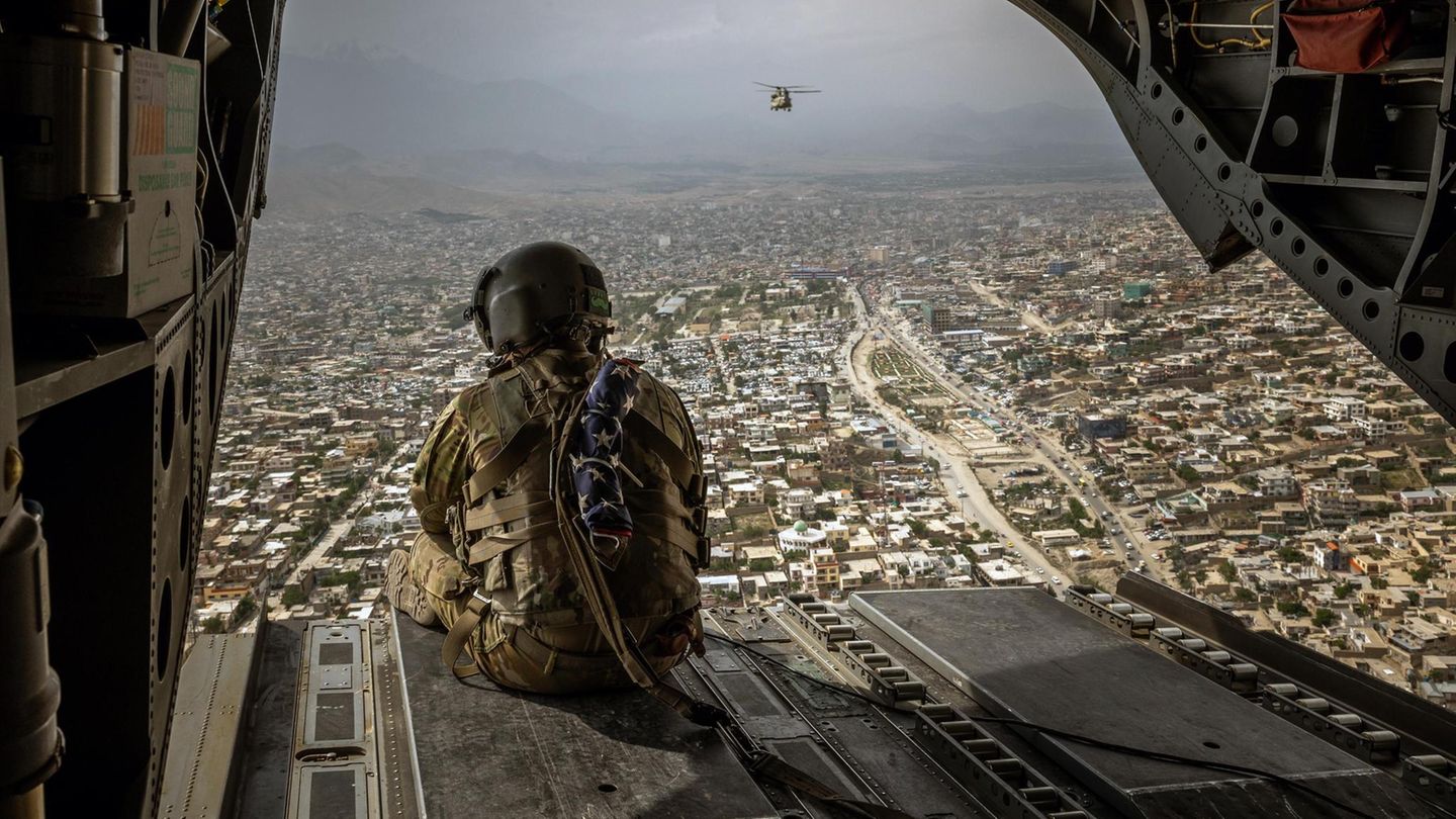 Abschied: Drei Wochen nachdem Präsident Biden den Abzug der US-Truppen bis Ende August angekündigt hat, blickt ein Soldat aus dem Hubschrauber auf Kabul