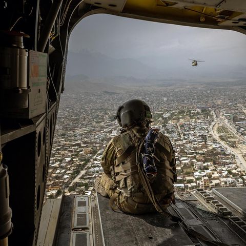 Abschied: Drei Wochen nachdem Präsident Biden den Abzug der US-Truppen bis Ende August angekündigt hat, blickt ein Soldat aus dem Hubschrauber auf Kabul
