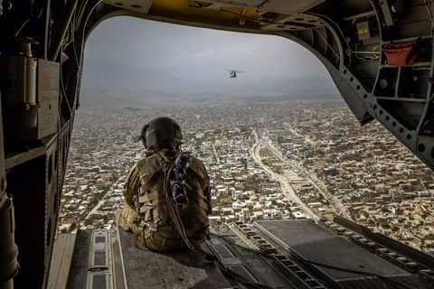 Abschied: Drei Wochen nachdem Präsident Biden den Abzug der US-Truppen bis Ende August angekündigt hat, blickt ein Soldat aus dem Hubschrauber auf Kabul